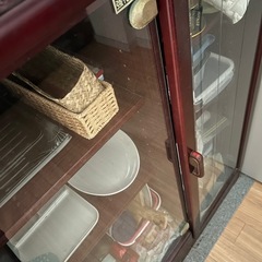 古い木製ガラスキャビネット（食器棚として使用）の画像