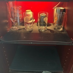 古い木製ガラスキャビネット（食器棚として使用）の画像