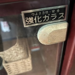 古い木製ガラスキャビネット（食器棚として使用）の画像