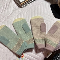 小さめ手袋2個値引き有り
の画像