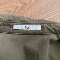 SLY ショート丈のシャツの画像
