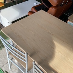 ダイニングテーブルと椅子２個セット　　ライトブラウン　中古の画像