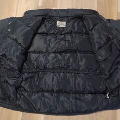 黒ダウンジャケットの画像
