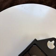 ビーチとサーフボードのデザインが特徴的なガラス製の掛け時計。の画像