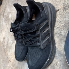 中古ランニングシューズとクロックス26.5の画像