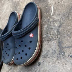 中古ランニングシューズとクロックス26.5の画像