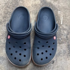 中古ランニングシューズとクロックス26.5の画像