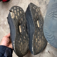 中古ランニングシューズとクロックス26.5の画像