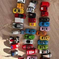 トミカトラックとミニカーの画像