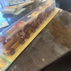 木型電車のおもちゃの画像