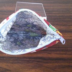 【ハンドメイド】クリスマス柄ファスナー付きミニポーチ（赤）の画像