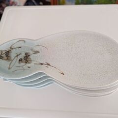 ナスの形をした食器５枚あります。の画像