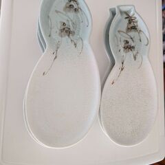 ナスの形をした食器５枚あります。の画像