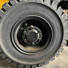 フォークリフト用ノーパンクタイヤとホイール4本セットの画像