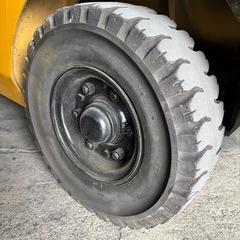 フォークリフト用ノーパンクタイヤとホイール4本セットの画像