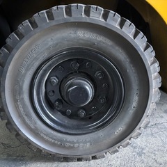 フォークリフト用ノーパンクタイヤとホイール4本セットの画像