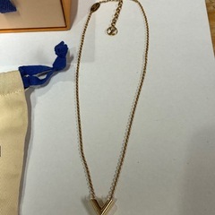 ルイ・ヴィトンLouis Vuitton エッセンシャルVネックレス　箱保証書付の画像