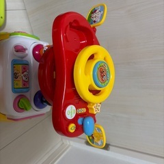 アンパンマン よくばりビジーカーDX 足けリ乗用玩具 押し棒ガード付きの画像