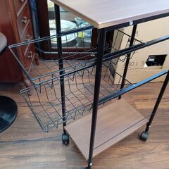 スリムワゴン　カゴ　キッチン収納　ランドリー収納　スリムラック　キャスター付き　ブラウン　ブラック　サイズ（約）幅30×奥50×高85　　■近隣配送無料 買取GO‼　栄和店の画像