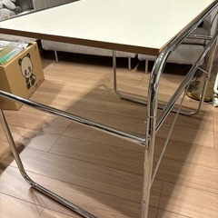 【新品未使用】お洒落ホワイトデスクの画像