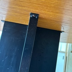 木製丸テーブルと椅子3脚の画像