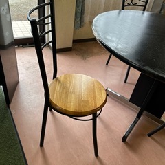 木製丸テーブルと椅子3脚の画像