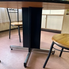 木製丸テーブルと椅子3脚の画像