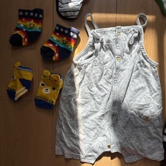 ベビー服60.70まとめ売りと靴下の画像