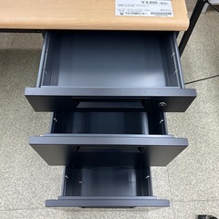 リユースのサカイ東金店 デスク (PLUS) 鍵付き ※右側面剥がれあり TJ16679の画像
