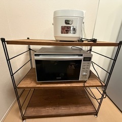 冷蔵庫、オーブンレンジ、炊飯器、棚の画像