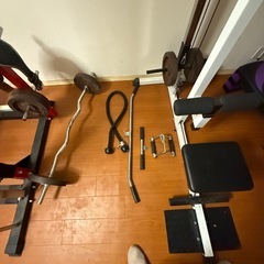 ベンチプレスとプルダウンマシンの画像