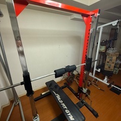 ベンチプレスとプルダウンマシンの画像