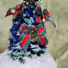 大王末の松かさで作ったクリスマスツリーの画像