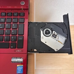 Intel Core i7搭載のレッドのNECノートPC。の画像