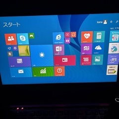 Intel Core i7搭載のレッドのNECノートPC。の画像