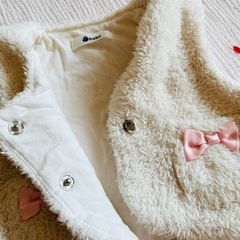 ホワイト フリース ベビーベスト リボン付きの画像