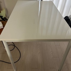 白いダイニングテーブルの画像