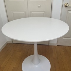 丸テーブルの画像