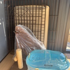猫用ゲージ、ペットキャリー、爪とぎの画像