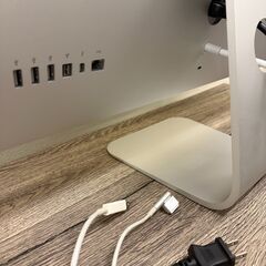 Apple Thunderbolt Display 27インチ MagSafe 2 コンバーター付きの画像