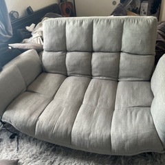 背もたれが倒せる2人がけソファの画像