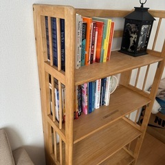 木製の本棚。木目調の床によく合います。
の画像