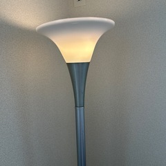 おしゃれ間接照明シルバーフロアライト／寝室・リビングに／電球4本付の画像