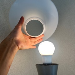 おしゃれ間接照明シルバーフロアライト／寝室・リビングに／電球4本付の画像