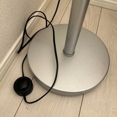 おしゃれ間接照明シルバーフロアライト／寝室・リビングに／電球4本付の画像