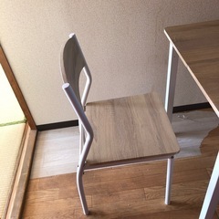 2人用ダイニングテーブルの画像