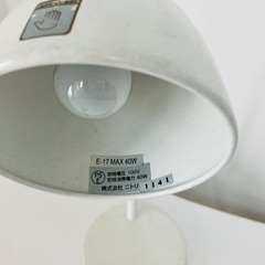 デスクライト 電源が使える ニトリ 角度調節可能 スタンドライト ホワイト 金属製 電球付きの画像