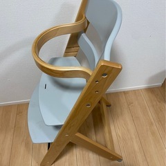 smart-i アームレスト付きの木製ハイチェアの画像