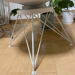 20%オフ【12/20午前中お渡し】ニトリ　白　イスの画像