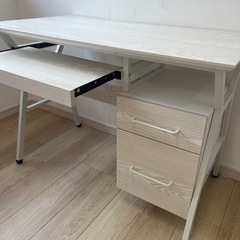 【美品】傷や汚れに強いメラミン天板を使用した収納付きデスク♪の画像